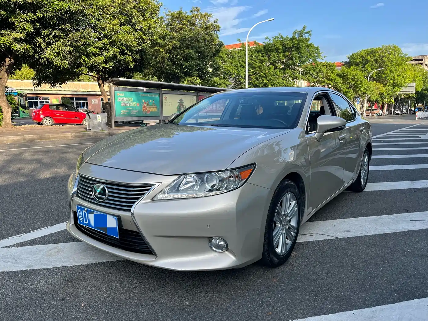 Фото 1 - Lexus ES