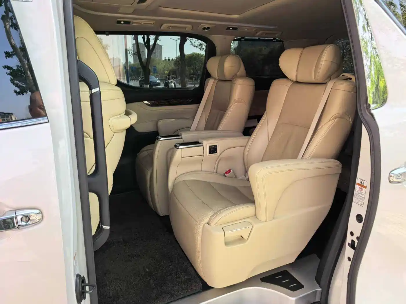 Toyota Alphard 2020 Hybrid 2.5L Luxury Edition фото 9