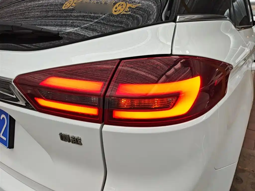 Фото 8 - Geely Atlas