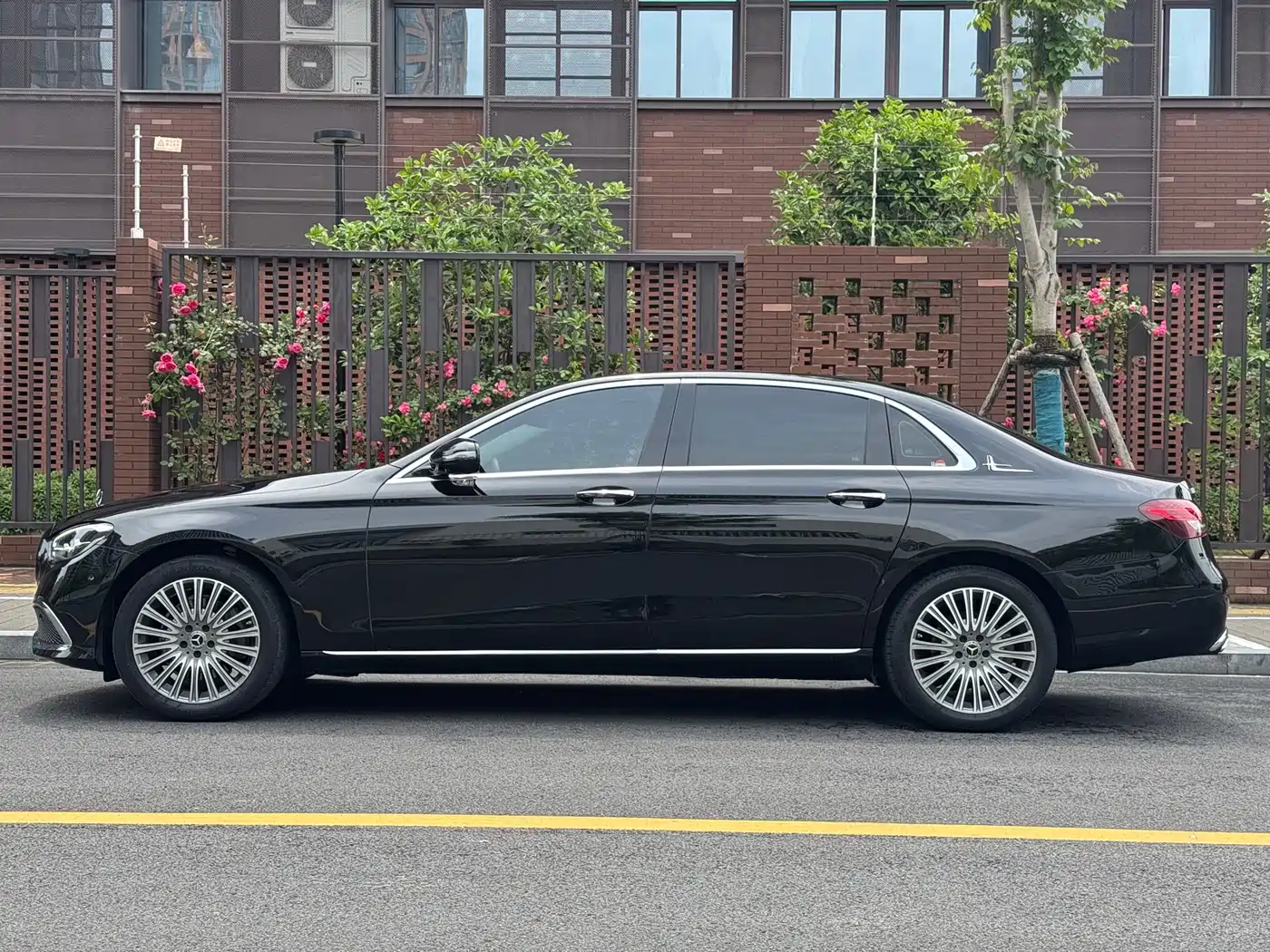 Mercedes-Benz E-Class 2023 E 300 L Luxury фото 10