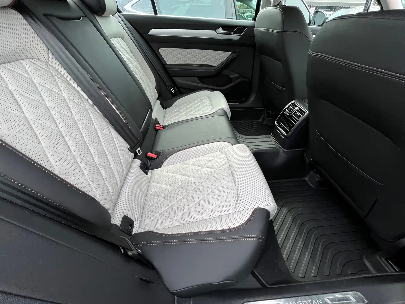 Volkswagen Magotan 2023 Model 2 Million Commemorative Edition 330TSI DSG Luxury фото 14
