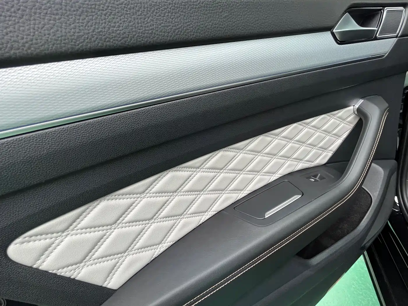 Volkswagen Magotan 2023 Model 2 Million Commemorative Edition 330TSI DSG Luxury фото 18