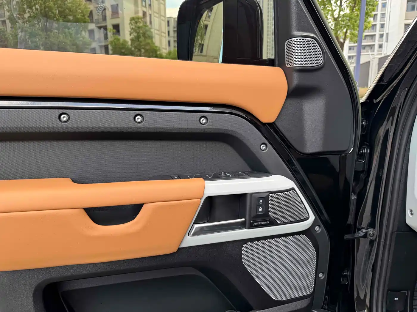 Land Rover Defender 2023 Model Year 130 3.0T P400 HSE фото 10