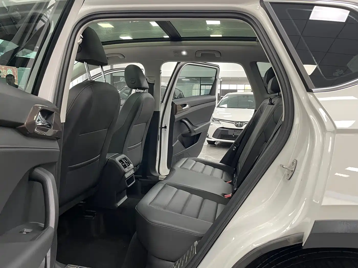 Volkswagen Tharu 2022 280TSI FWD Luxury Edition фото 6