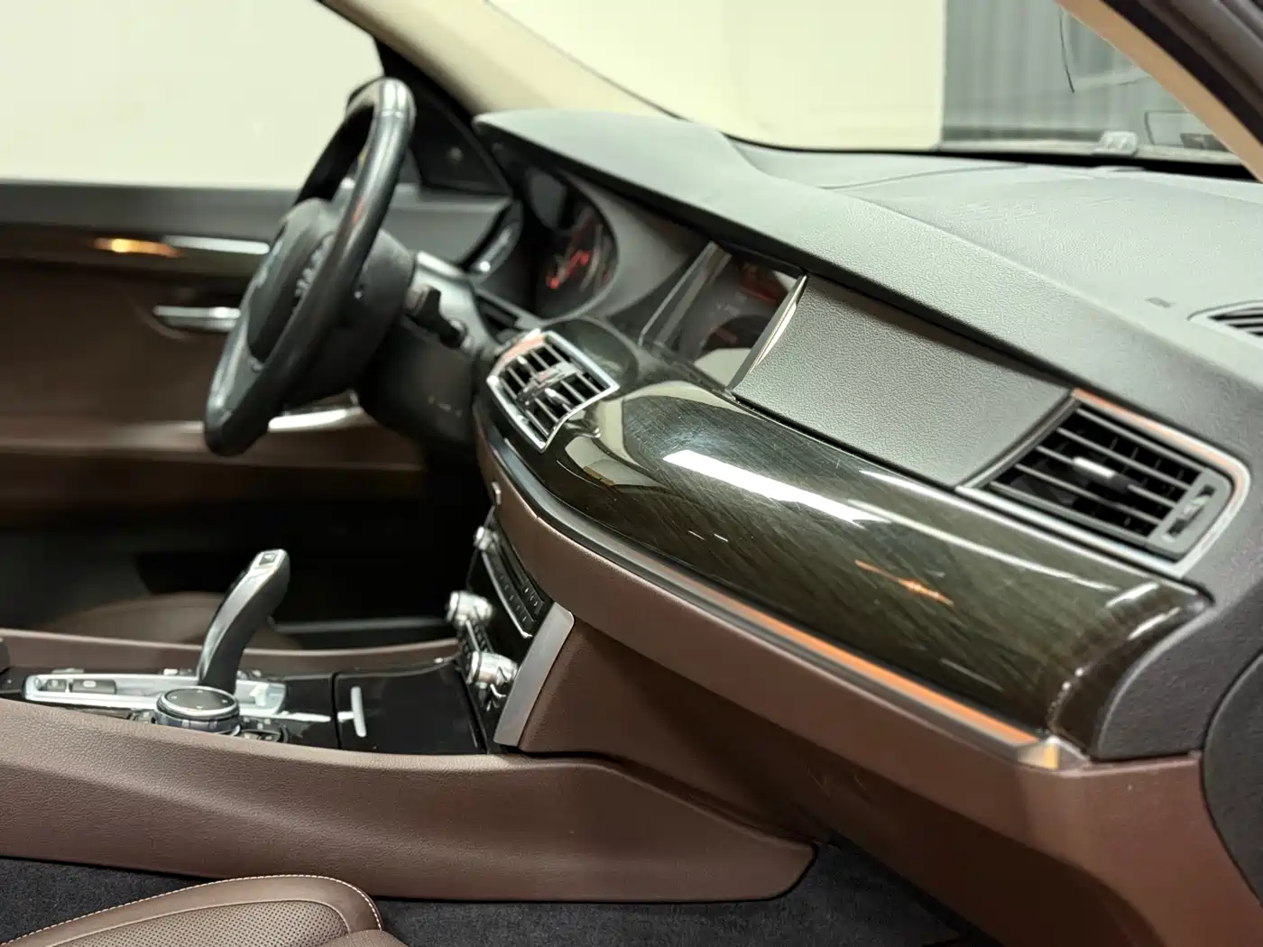 BMW 5 Series GT 2015 528i Luxury фото 11