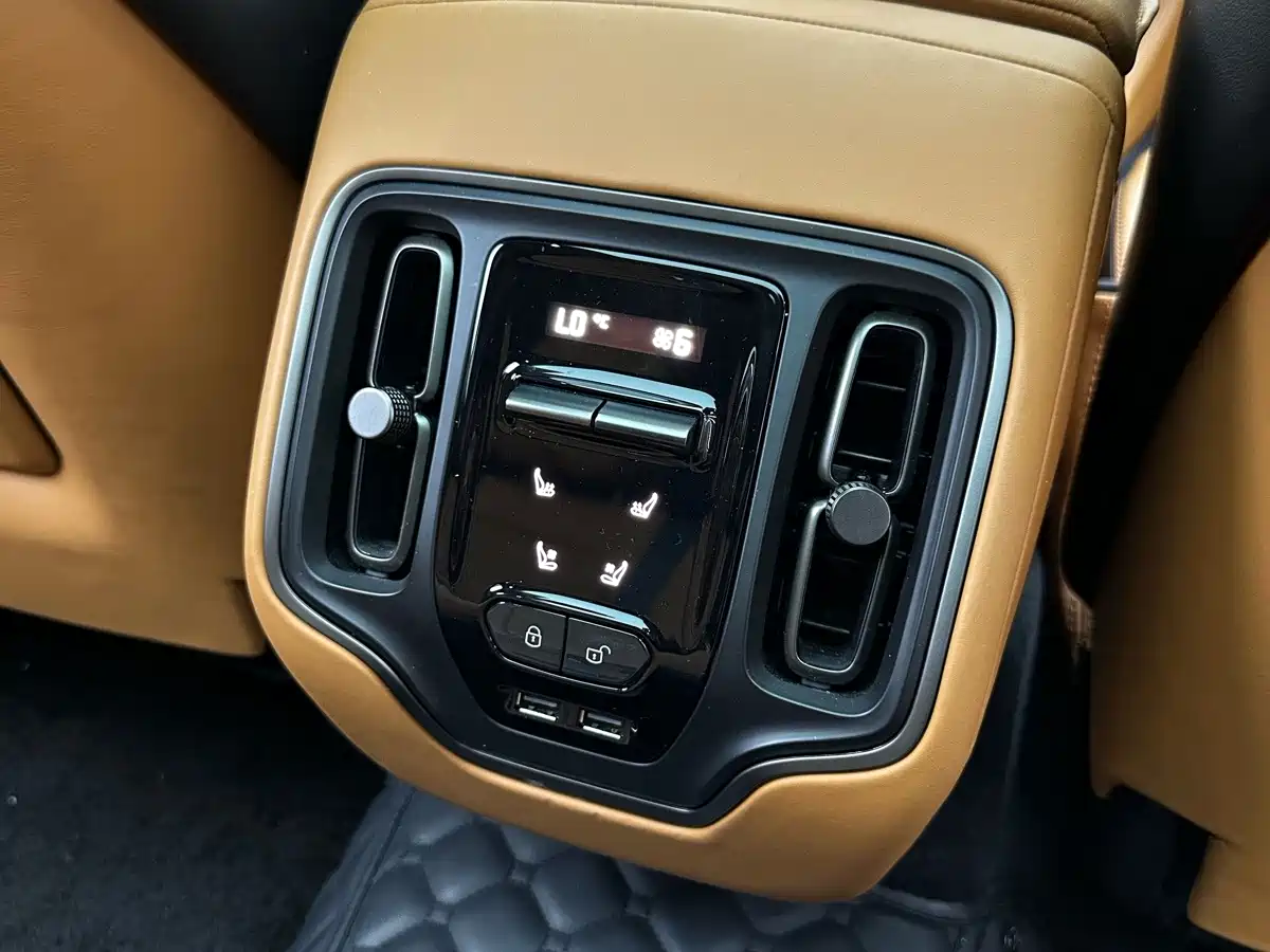 Фото 26 - Aston Martin DBX