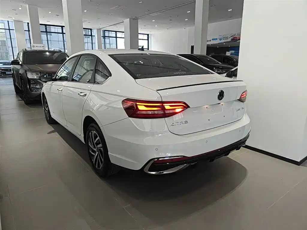 Volkswagen Lavida 2024 Model 300TSI DSG Starlight Leading Edition фото 5
