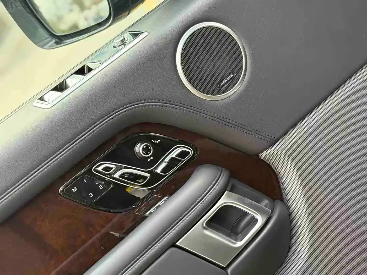 Land Rover Range Rover 2021 3.0 L6 Heritage Edition фото 16