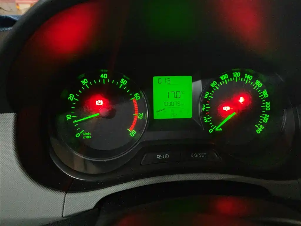 Škoda Fabia 2015 1.4L Manual Advance Edition фото 5