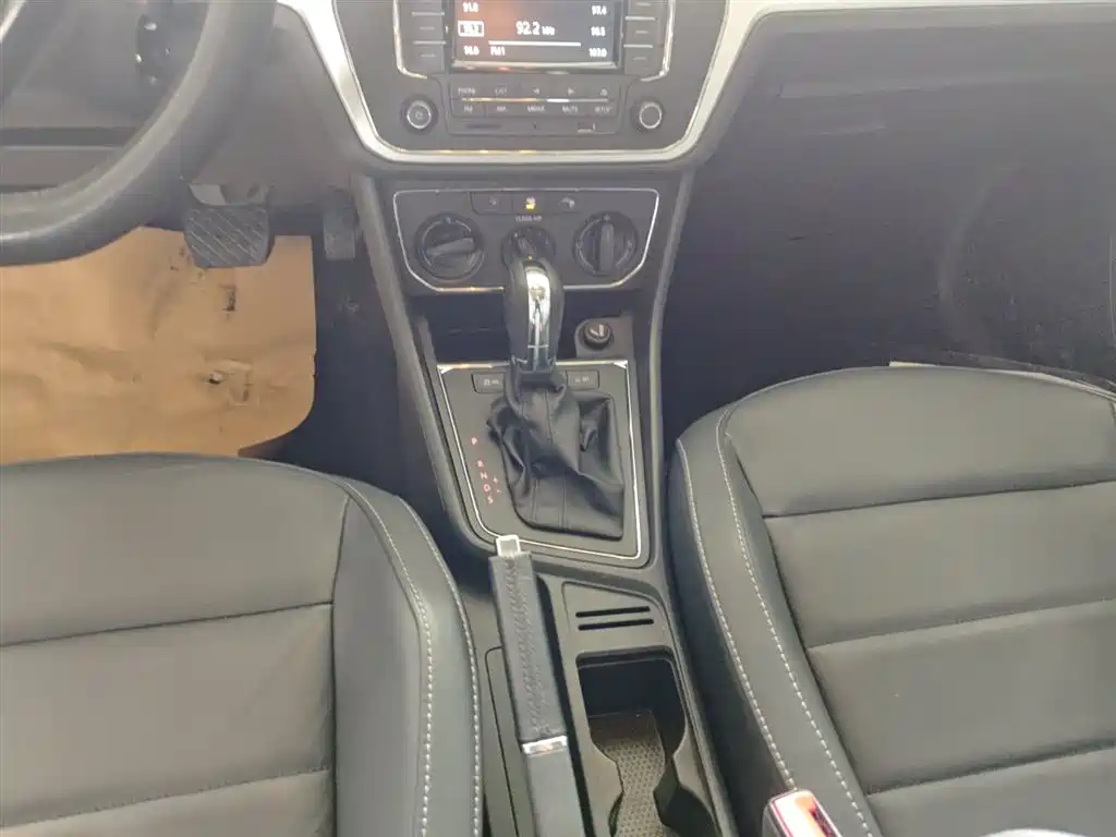 Volkswagen Lavida Tour 2015 1.6L Automatic Comfort Edition фото 14