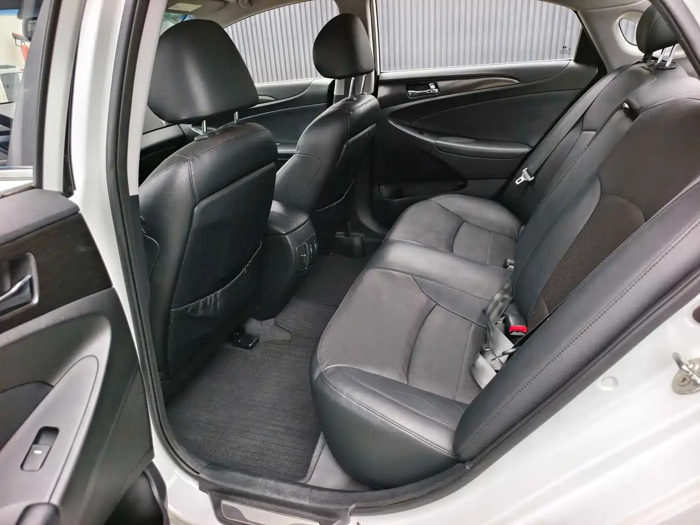 Hyundai Sonata 2011 2.0L Auto Premium Edition фото 10