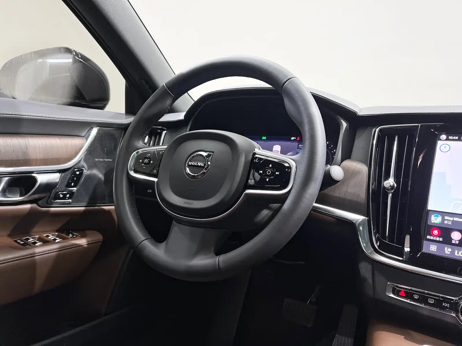 Фото 12 - Volvo S90