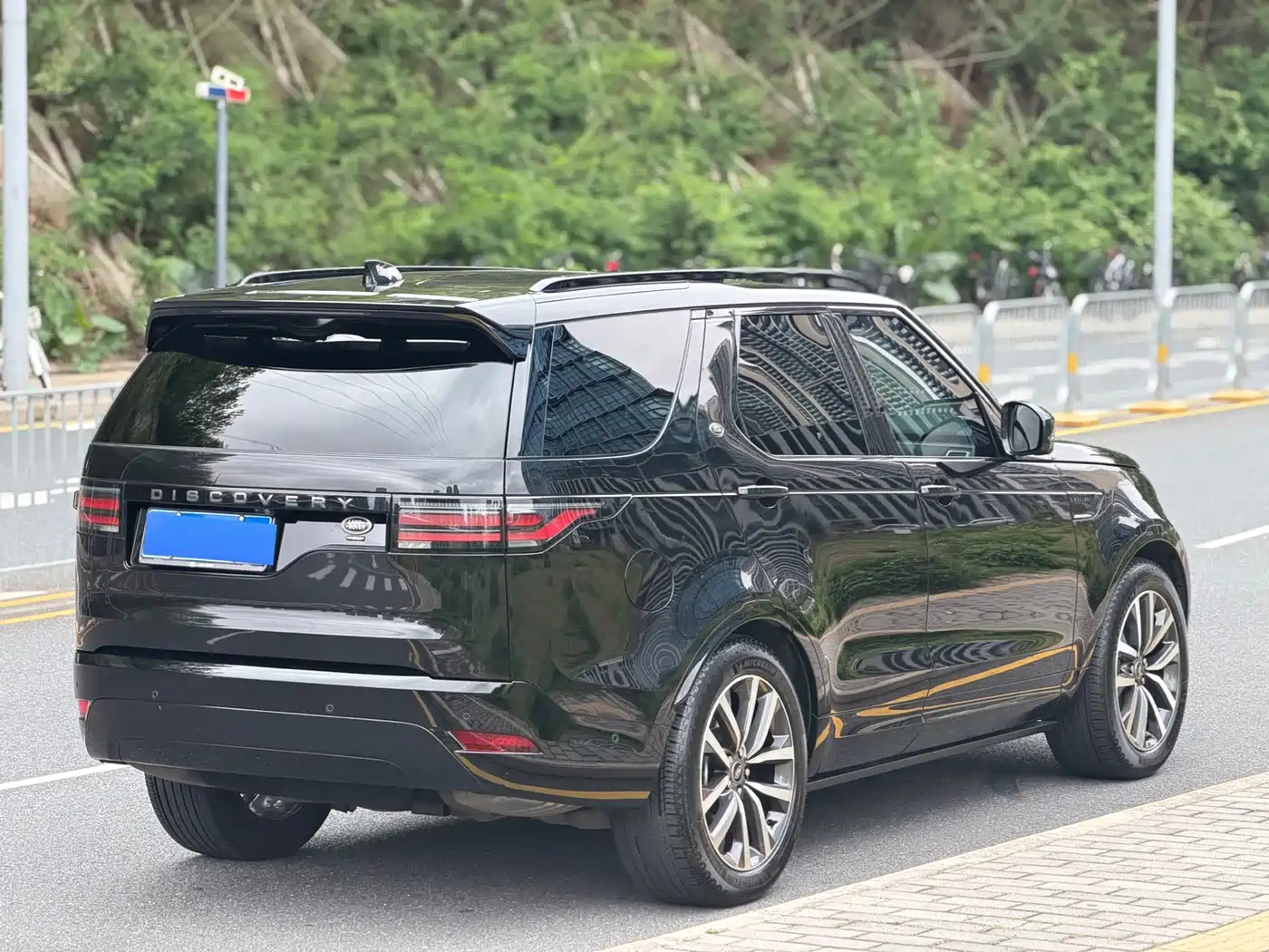 Land Rover Discovery 2023 360PS R-Dynamic SE фото 15