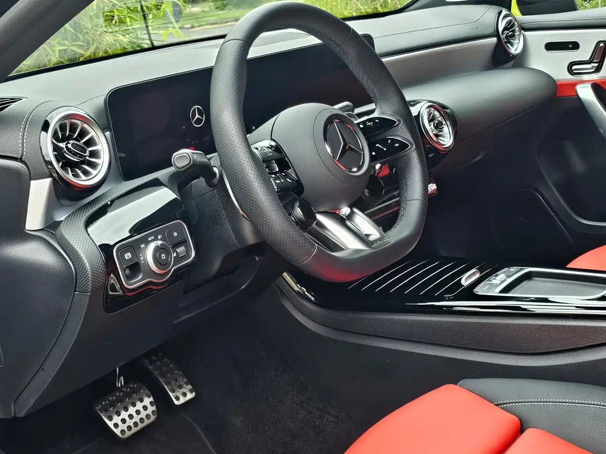 Mercedes-Benz A-Class AMG 2025 Facelift AMG A 35 L 4MATIC фото 4