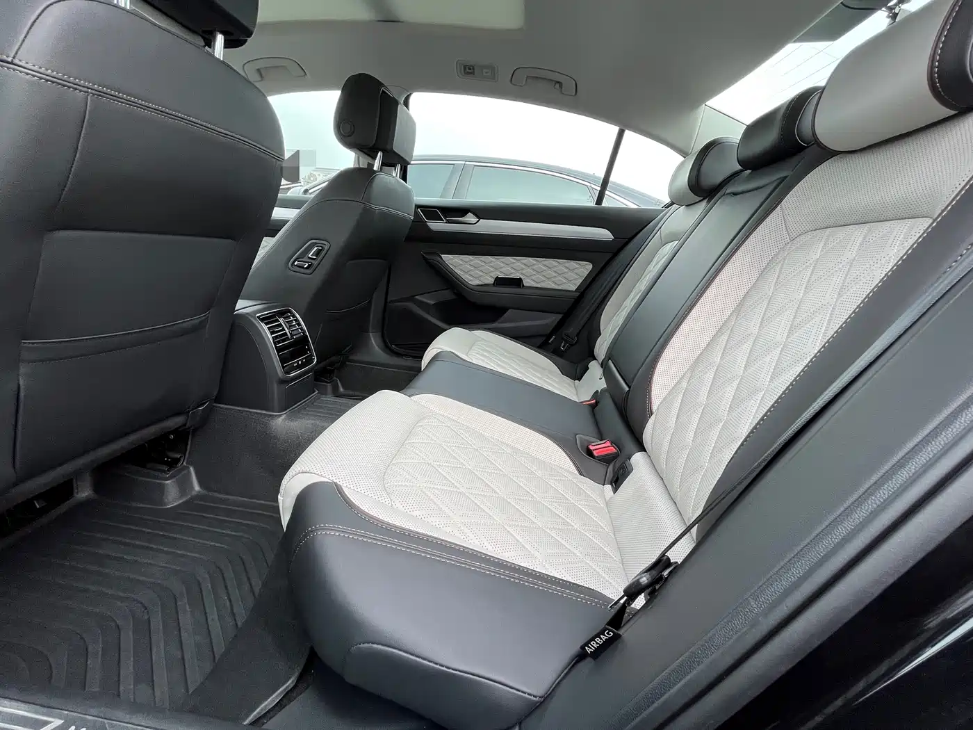 Volkswagen Magotan 2023 Model 2 Million Commemorative Edition 330TSI DSG Luxury фото 17