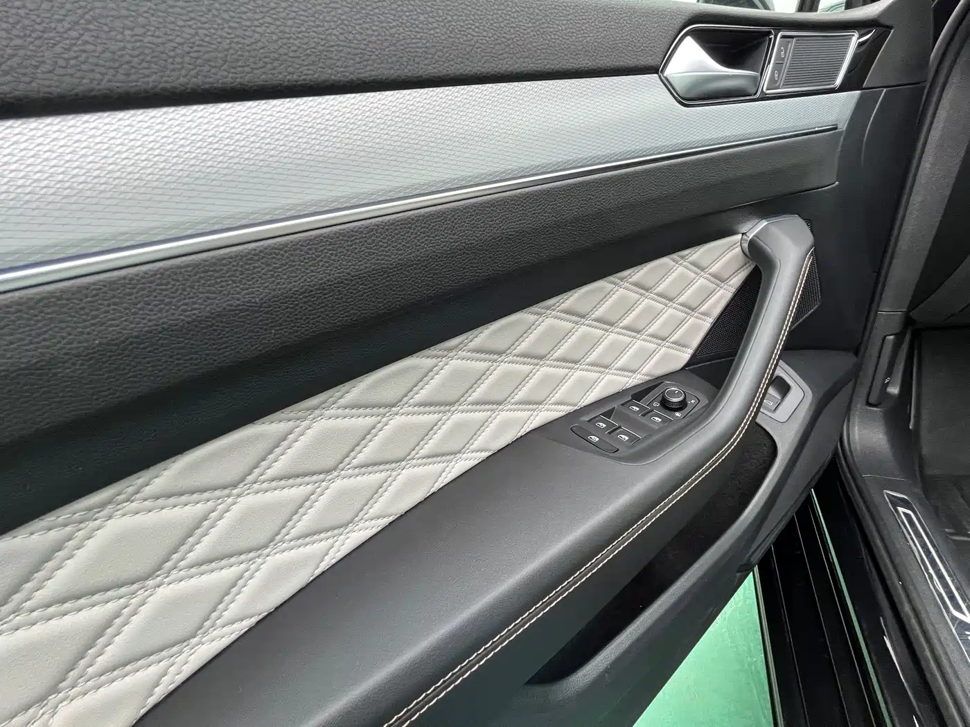 Volkswagen Magotan 2023 Model 2 Million Commemorative Edition 330TSI DSG Luxury фото 8