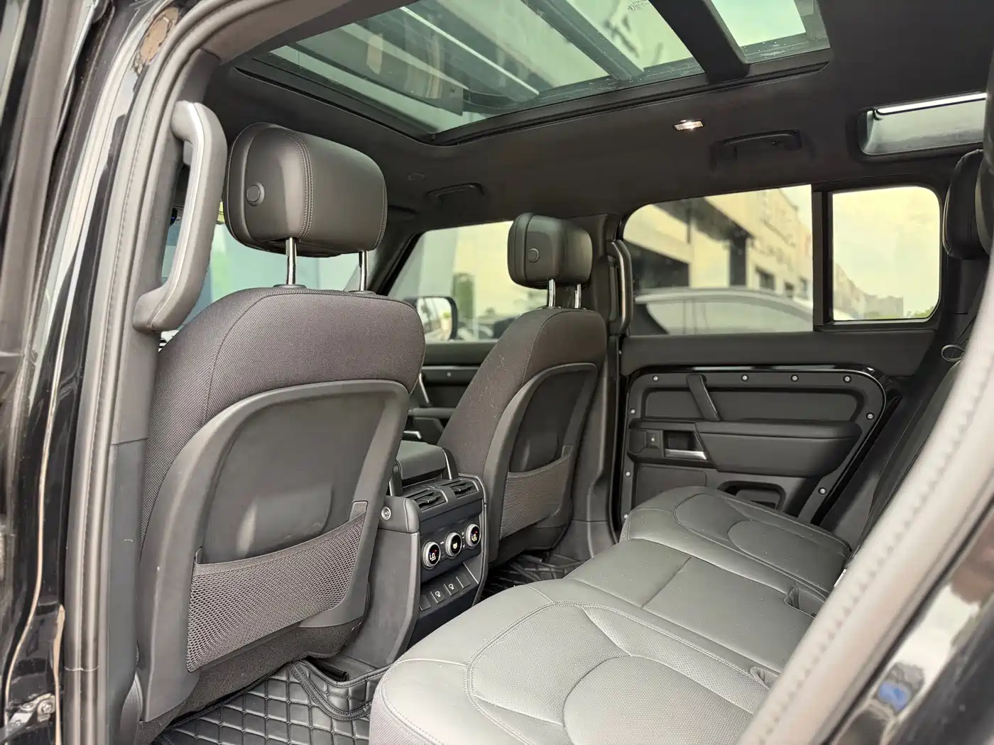 Photo 8 - Land Rover Defender