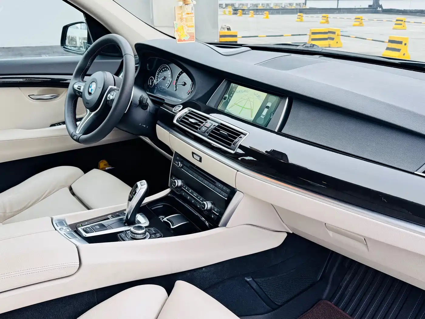 BMW 5 Series GT 2010 535i Leading Model фото 14
