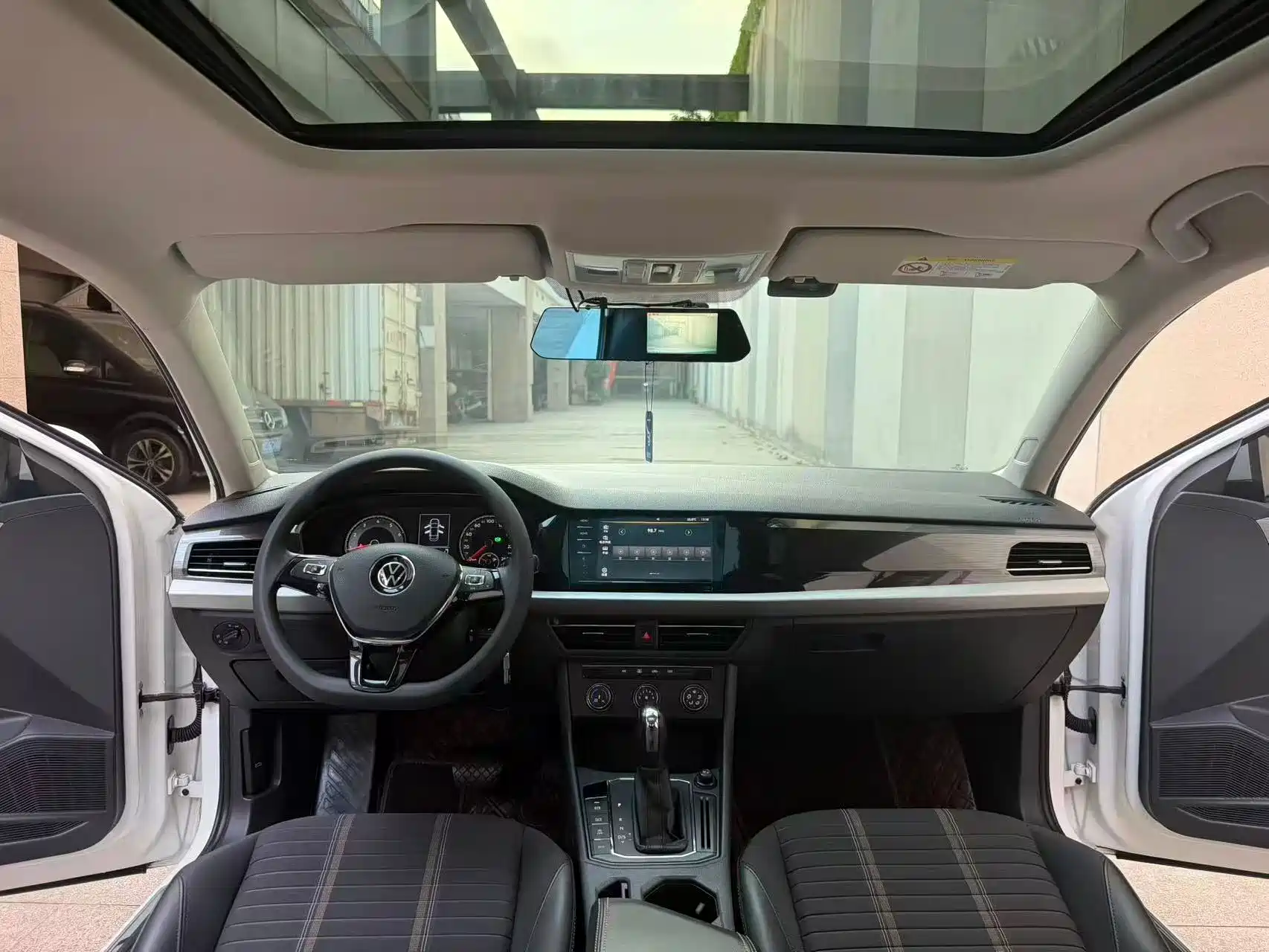 صورة 4 - Volkswagen Lavida
