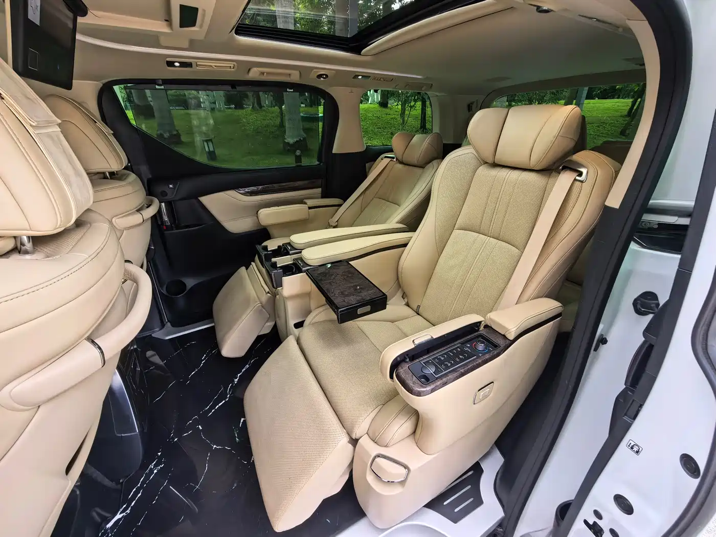 Toyota Alphard 2021 Hybrid 2.5L Premium фото 10