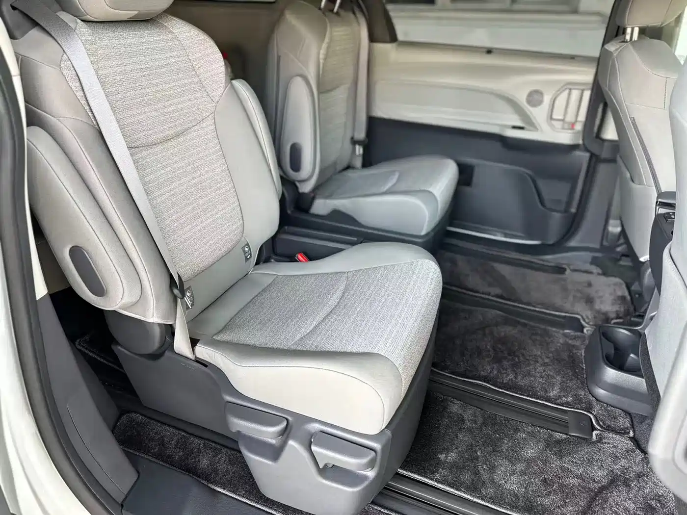 Toyota Sienna 2023 2.5L Hybrid Comfort Edition фото 16