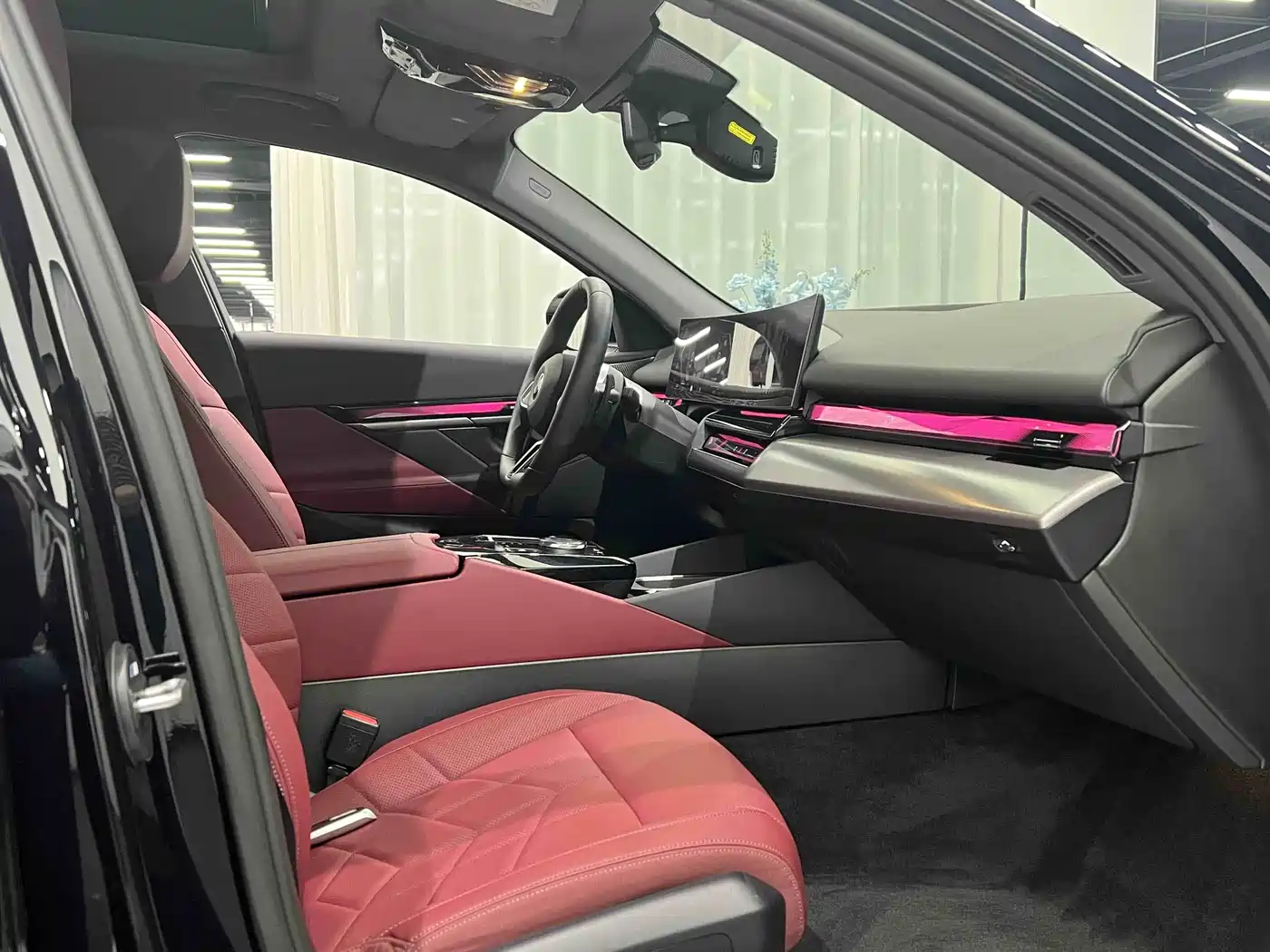 BMW 5 Series 2025 530Li Leading M Sport Package фото 4