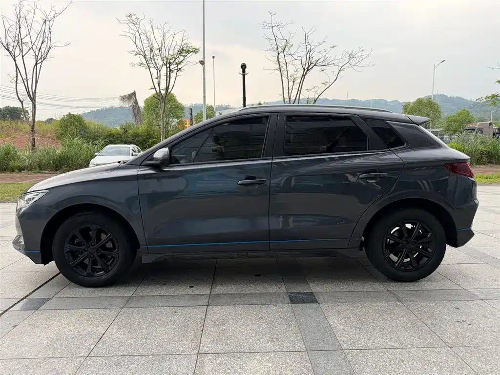 BYD E2