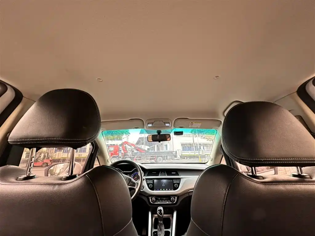 Фото 8 - Geely Vision X3