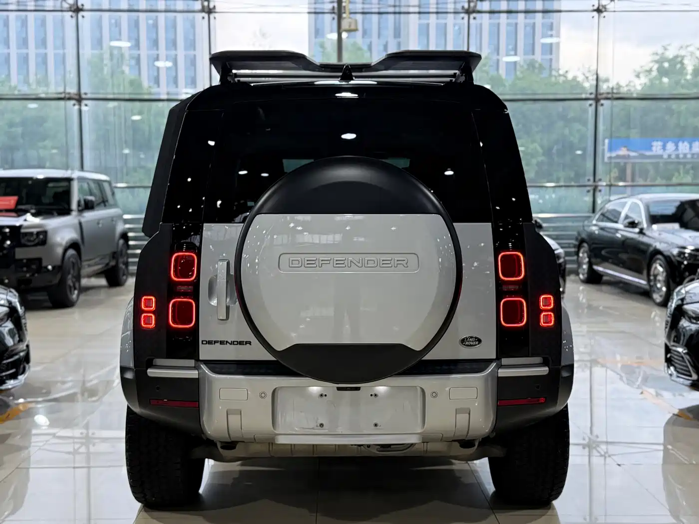 Land Rover Defender 2021 110 P400 Dark Special Edition фото 20