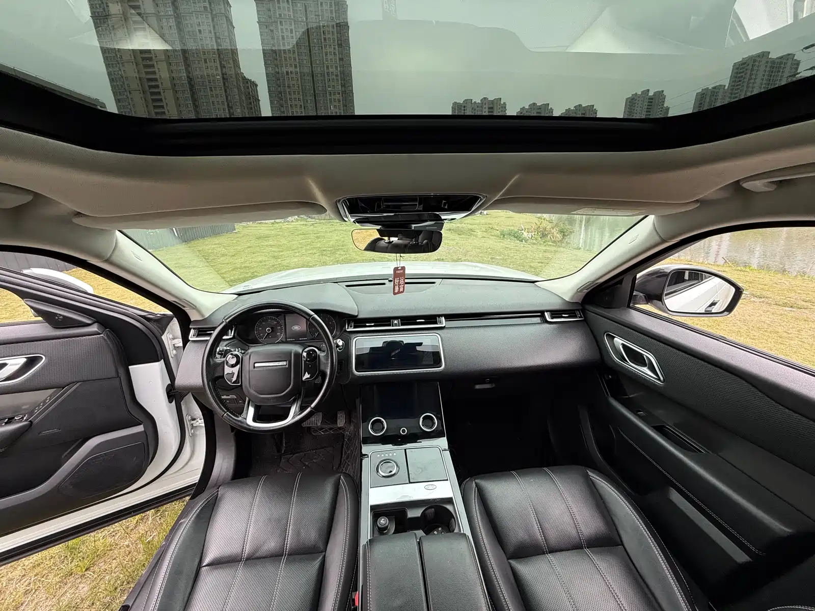 Фото 9 - Land Rover Range Rover Velar
