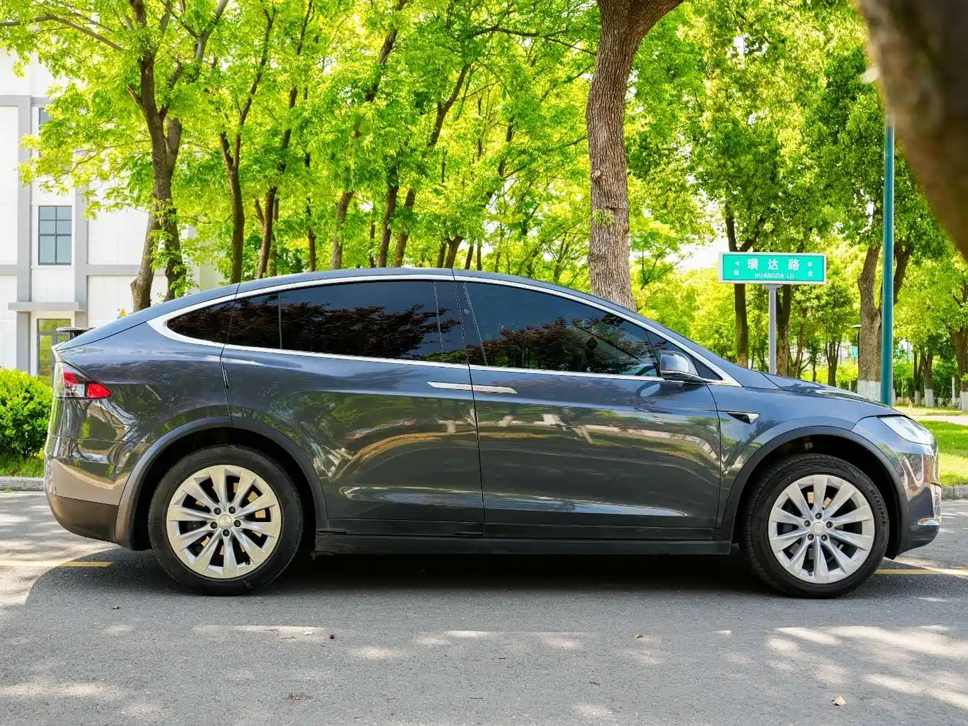 TESLA MODEL X