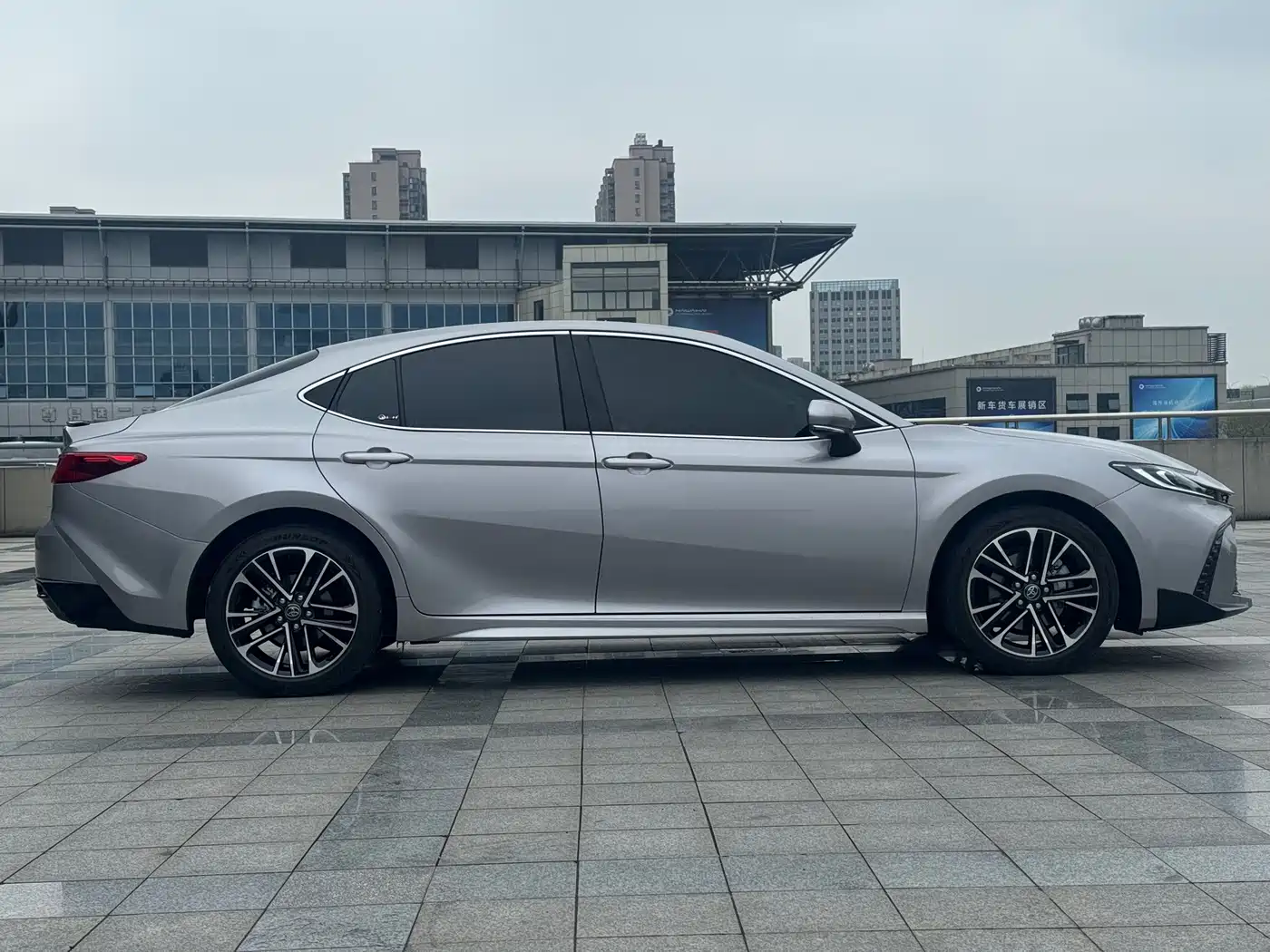 Toyota Camry 2026 Hybrid 2.0HSE Sport Lite Edition фото 4
