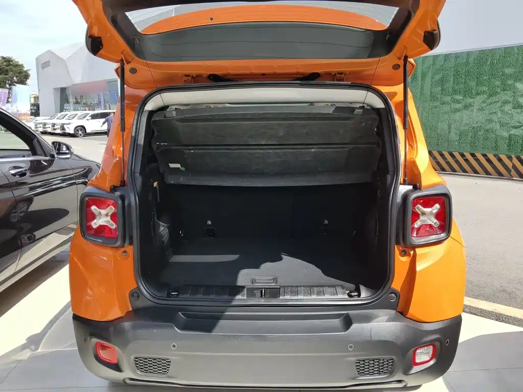 Photo 15 - Jeep Renegade