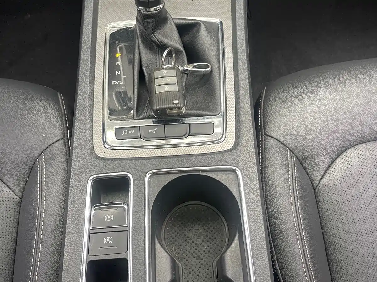 Roewe i6 2020 2020 PLUS 1.6L CVT 4G Connected Glory Holographic Edition