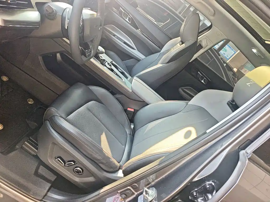 Фото 11 - Changan Oshan Z6