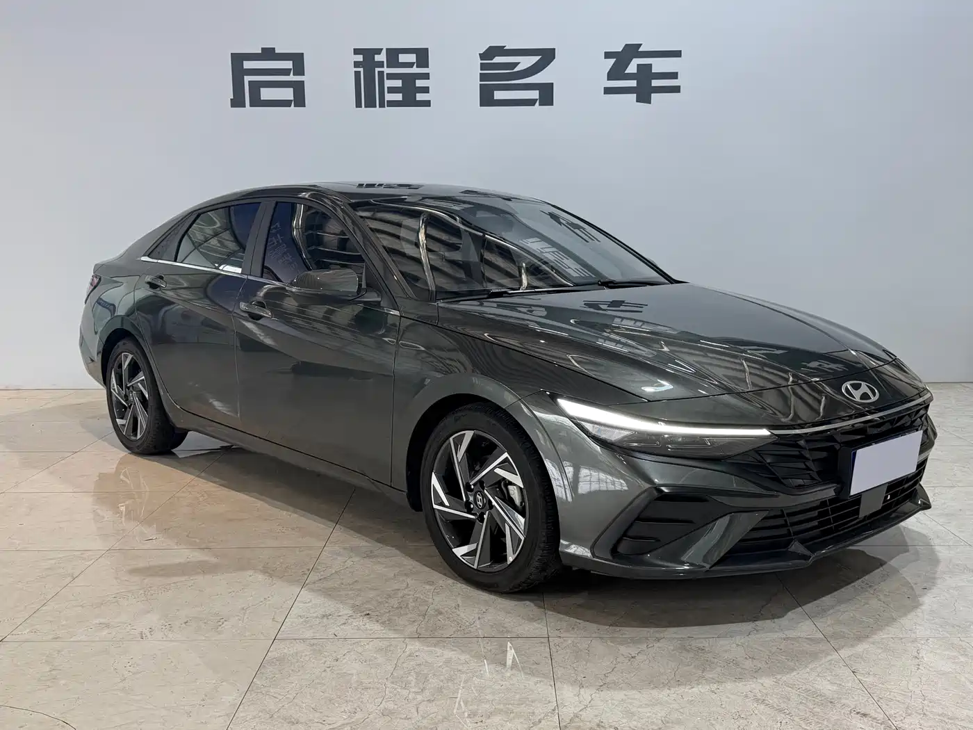 Hyundai Elantra 2023 Model 1.5L CVT LUX Premium Edition фото 3