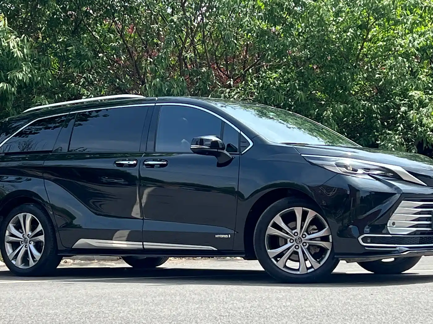 Toyota Sienna 2023 2.5L Hybrid Platinum Edition фото 3