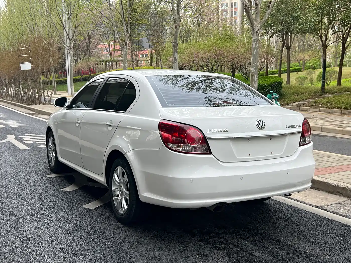 Volkswagen Lavida 2011 1.6L Automatic Pinya Edition фото 4