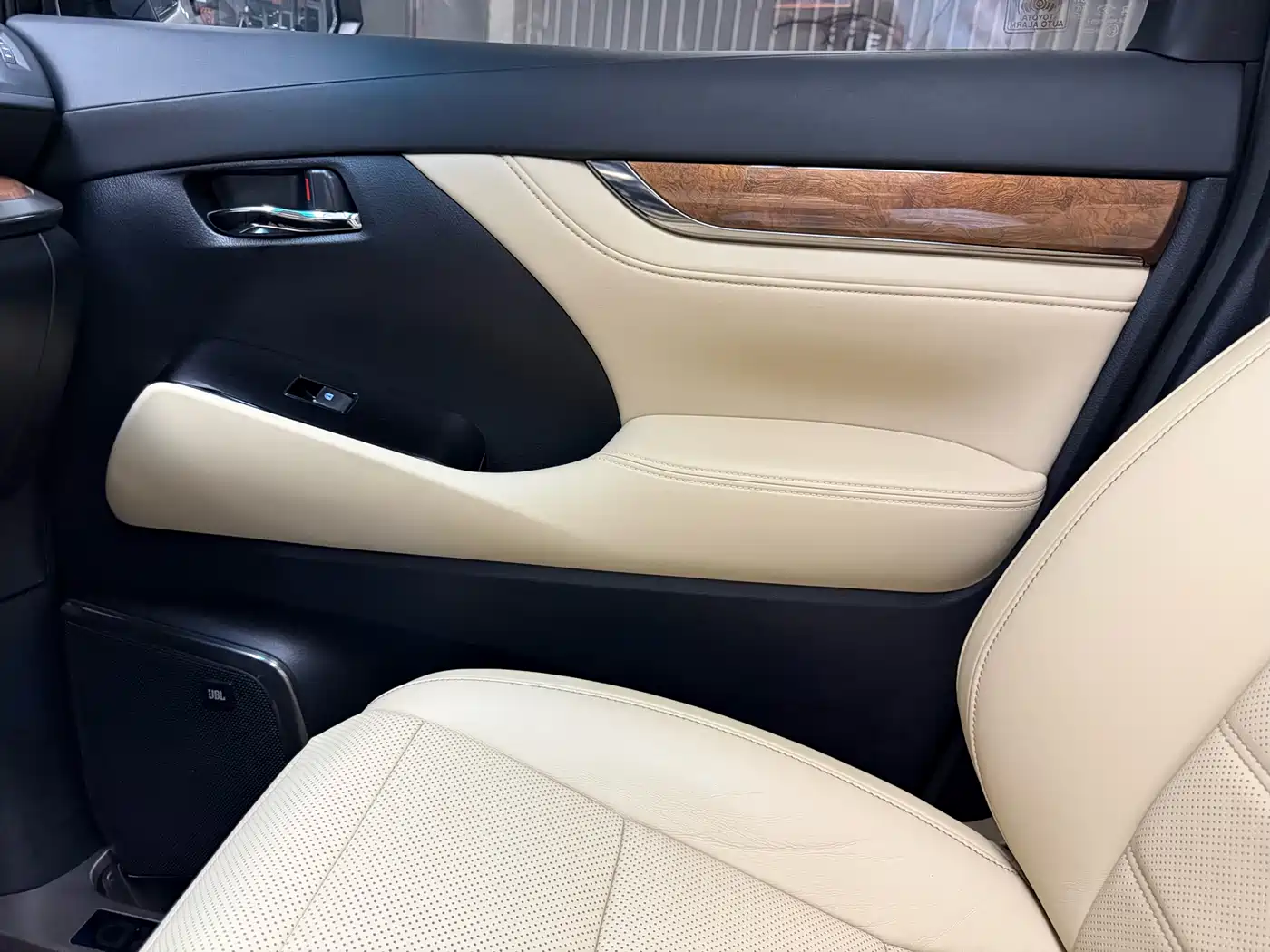 Toyota Alphard 2018 3.5L Premium фото 50
