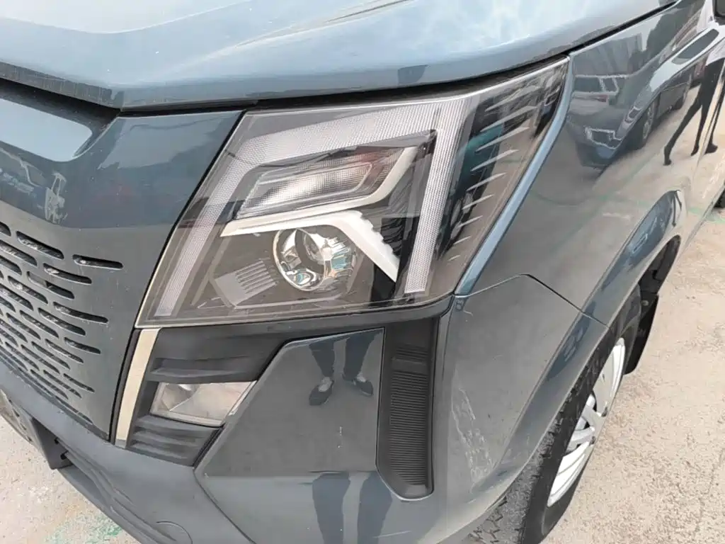 Dongfeng Yufeng Yufeng 2024 2023 V9+ 2.3T Manual FWD Van Short Wheelbase Medium Roof 3 Seater