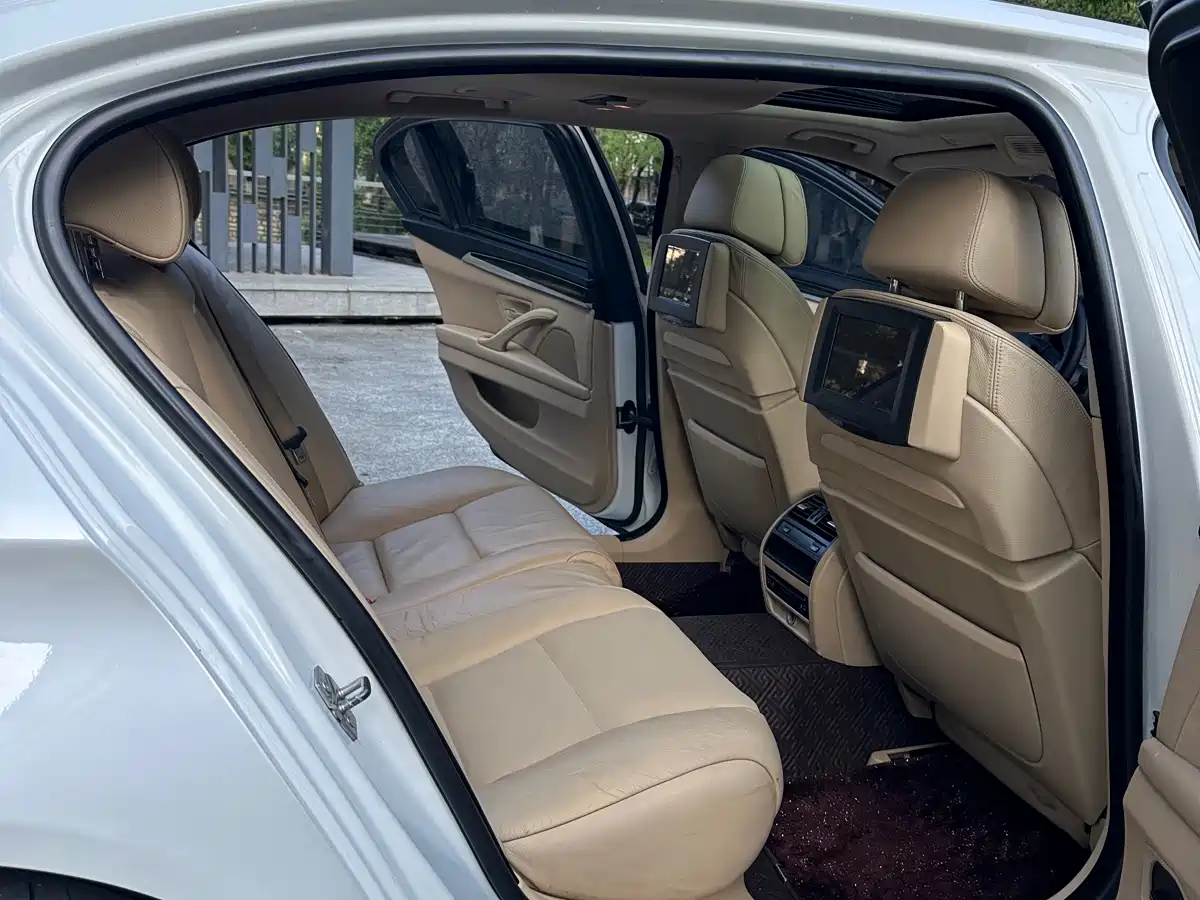 BMW 5 Series 2011 535Li Luxury фото 13