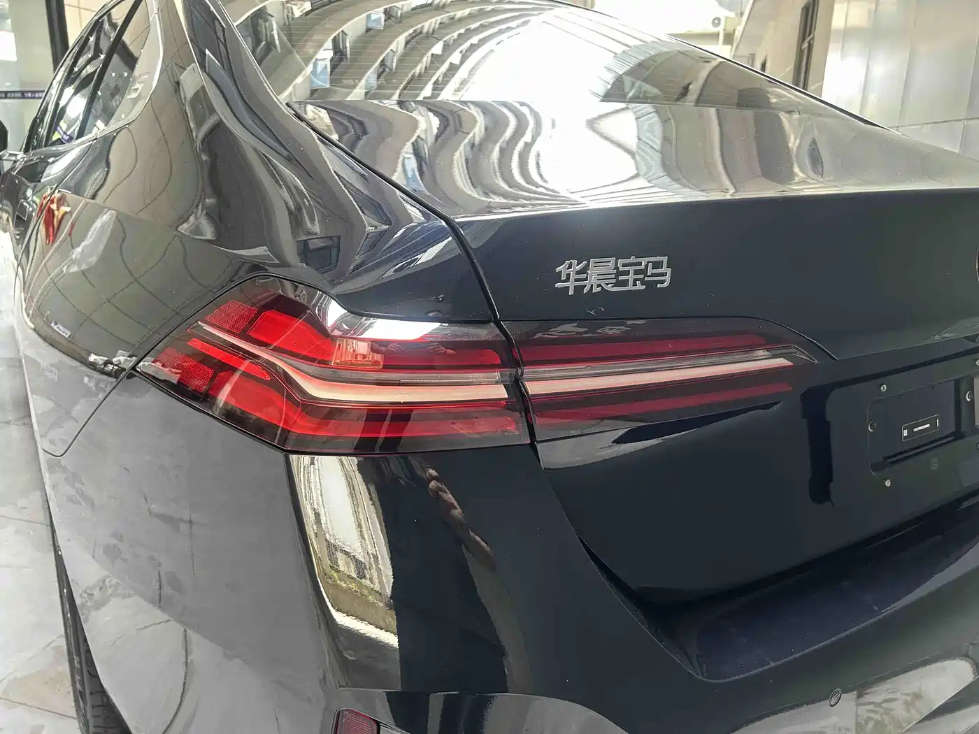 BMW 5 Series 2025 530Li Leading M Sport Package фото 8