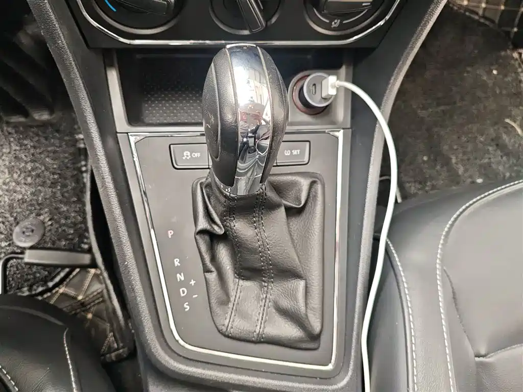 Volkswagen Lavida 2015 1.6L Automatic Comfort Edition фото 7
