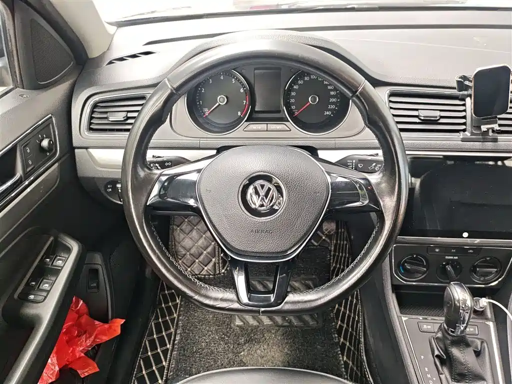 Volkswagen Lavida 2015 1.6L Automatic Comfort Edition фото 3
