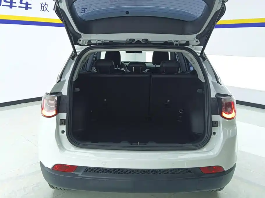 Фото 4 - Jeep Compass