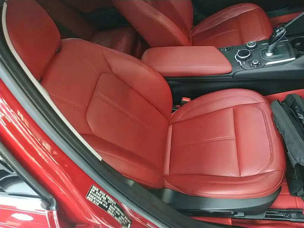 Alfa Romeo Giulia 2018 2017 2.0T 280HP Luxury Edition