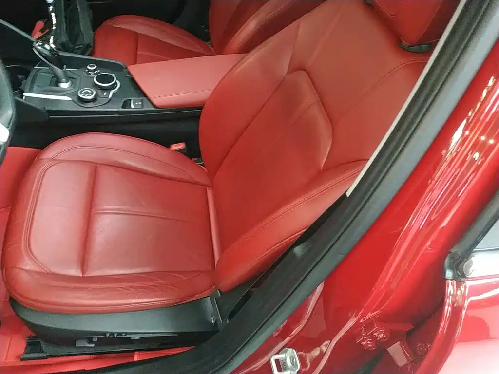Alfa Romeo Giulia 2018 2017 2.0T 280HP Luxury Edition