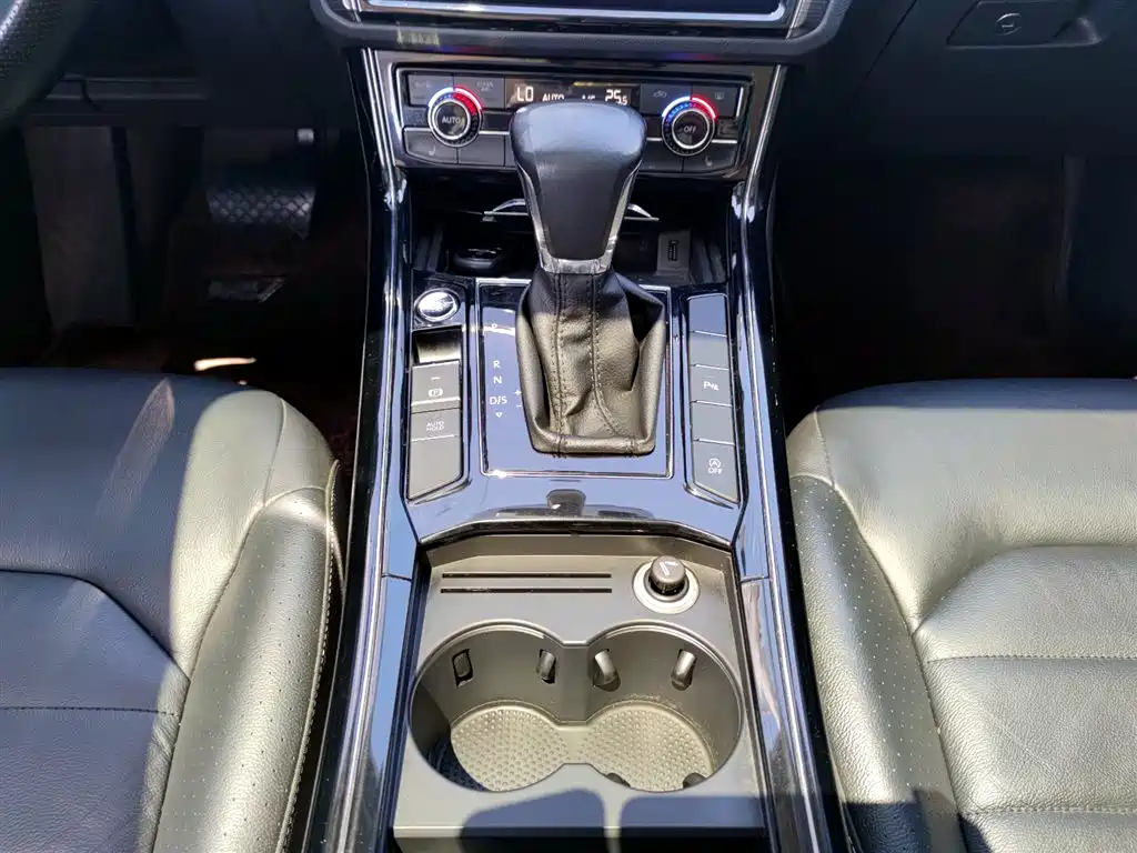 Volkswagen Phideon 2018 Facelift 380TSI FWD Business фото 14