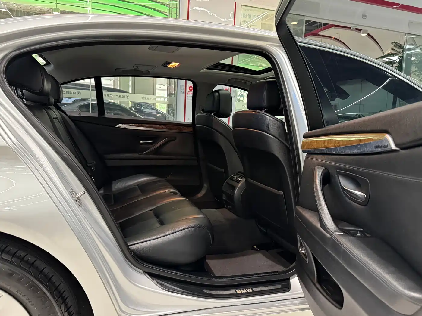 BMW 5 Series 2011 528Li Luxury фото 8