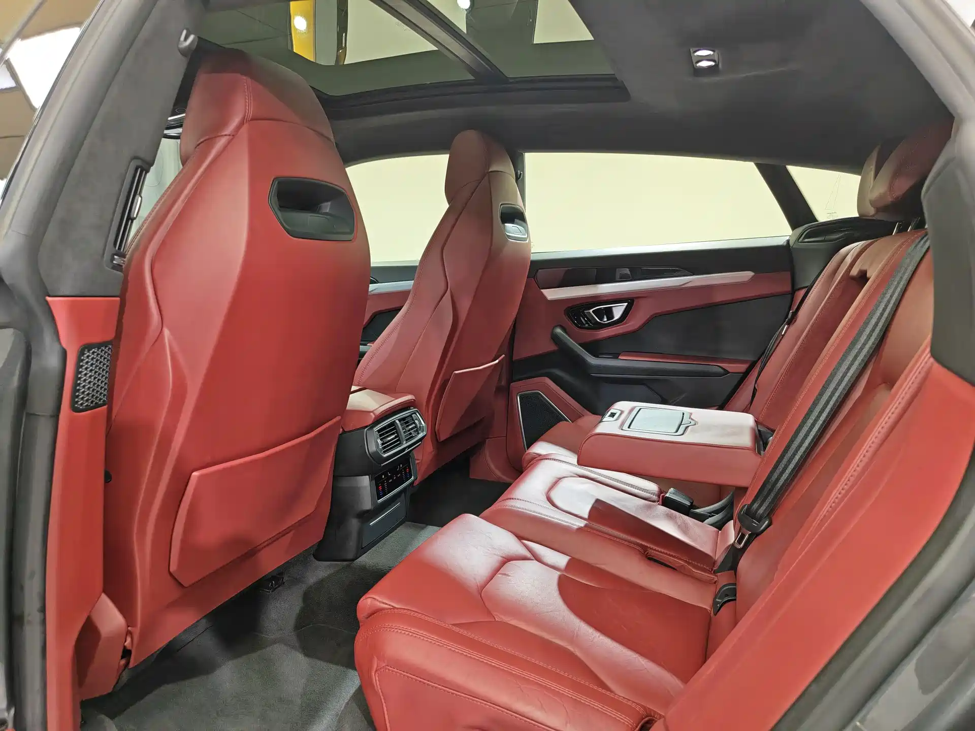 Фото 8 - Lamborghini Urus